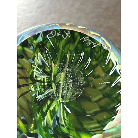 VTG 1984 D+L Signed Iridescent Art Glass Paperweight Green Blue Pulled Feather - Picture 6 of 6